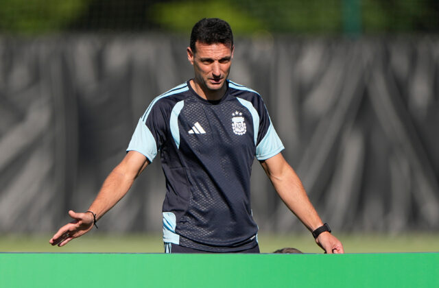 Teplo a hydratačné prestávky pomáhajú slabším tímom. Futbal sa rozdelil na štyri štvrtiny, tvrdí tréner Argentíny