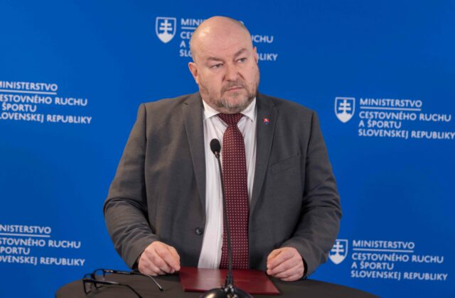 Poslali im 7 miliónov, ale viac nechcú. Minister Huliak znova pozastavil financovanie SFZ