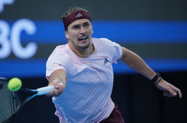 Zverev sa prvýkrát stane koncoročnou svetovou jednotkou, rozhodla prehra Alcaraza v Šanghaji