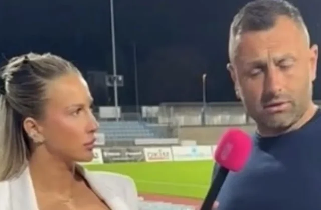 Český tréner zvládol náročnú úlohu, nepozrel sa reportérke do hlbokého výstrihu – VIDEO